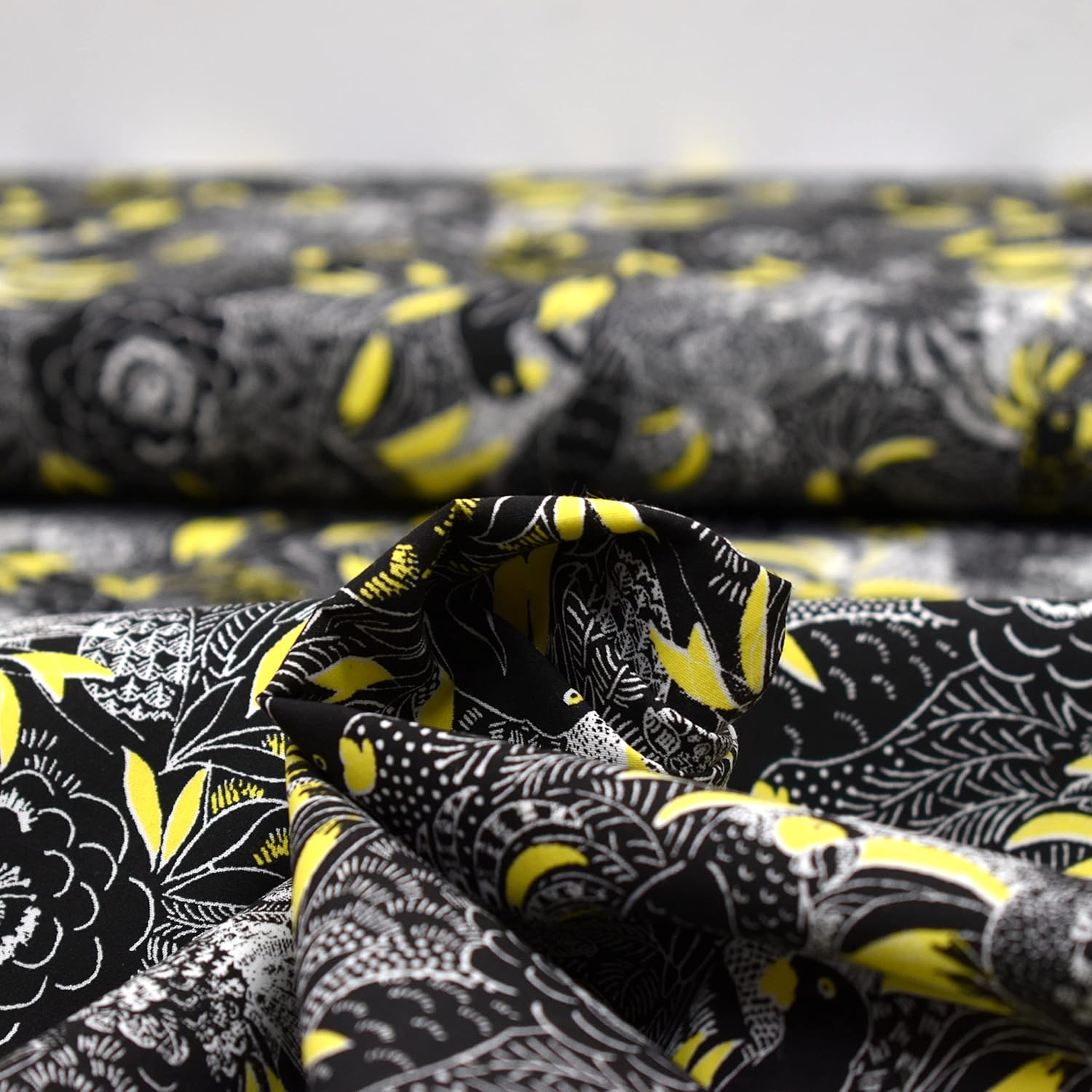 MAGAM-Stoffe Papageien Paradies Baumwollstoff Kinder Meterware 50cm (Schwarz)