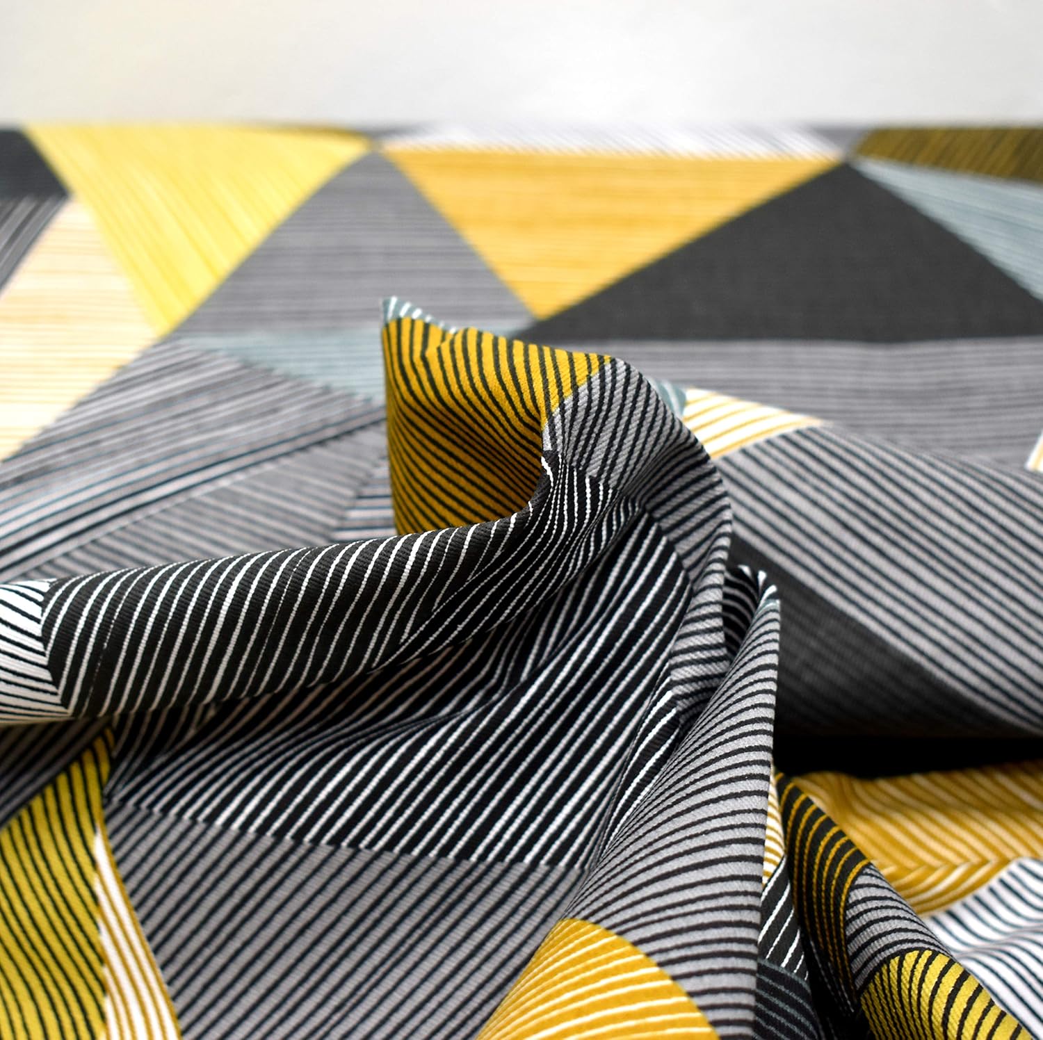 MAGAM-Stoffe Helsinki Dreiecke Muster Kinder Baumwollstoff Oeko-Tex Meterware 50cm (01. Gelb-Grau)