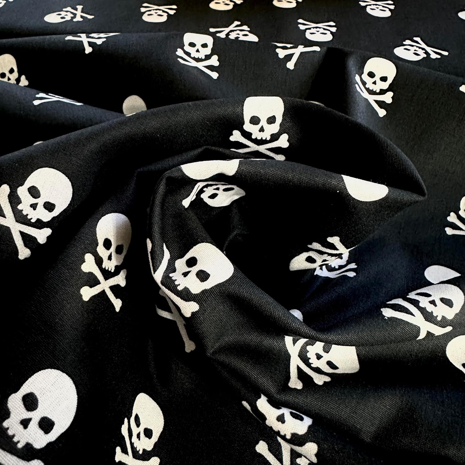 MAGAM-Stoffe Jack Baumwollstoff Popeline Halloween Piraten Skulls Meterware 50cm (Kleine Piraten Totenköpfe)