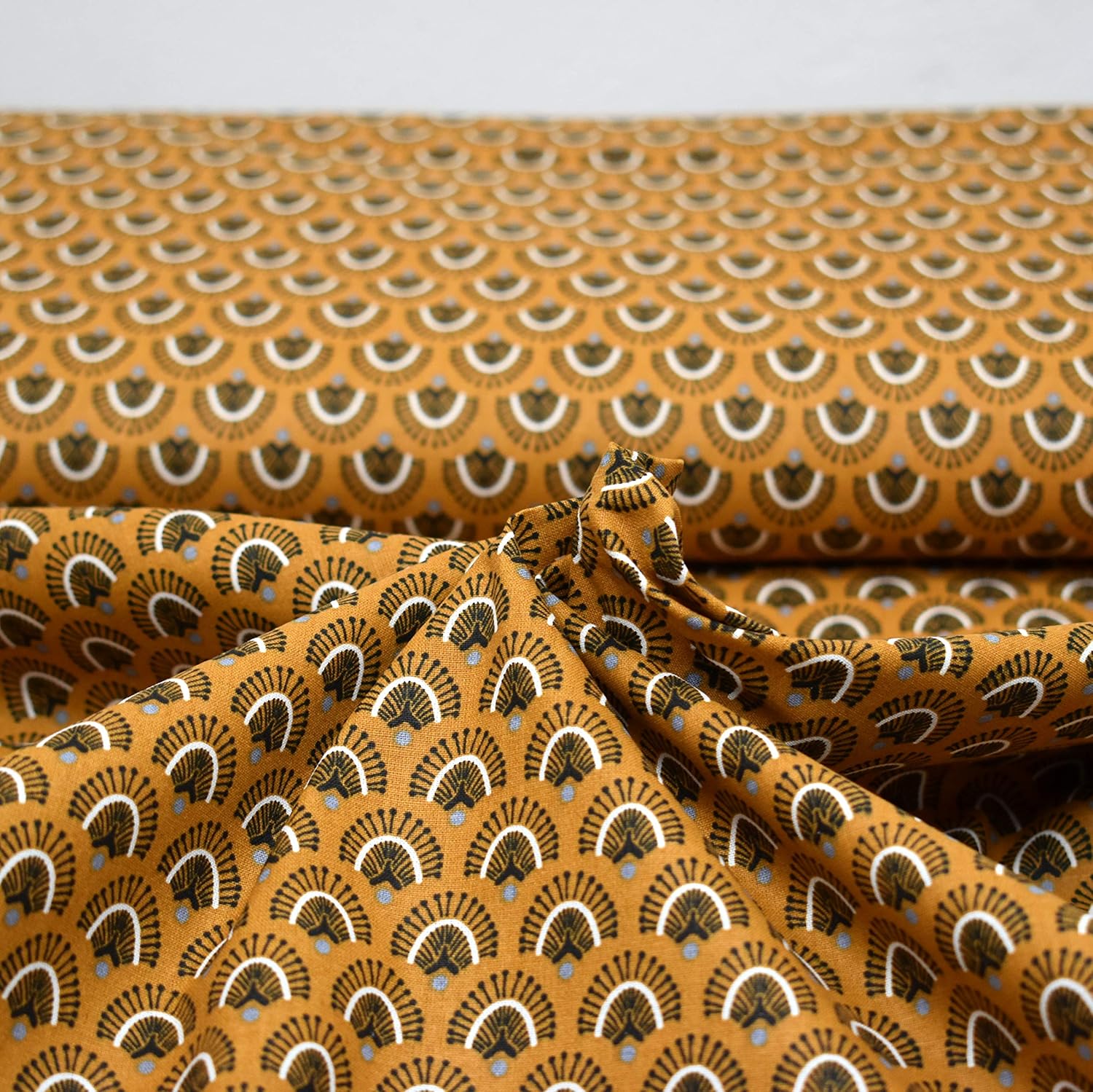 MAGAM-Stoffe Lille Muster Baumwollstoff Oeko-Tex Meterware 50cm (02. Dijon-Ocker)